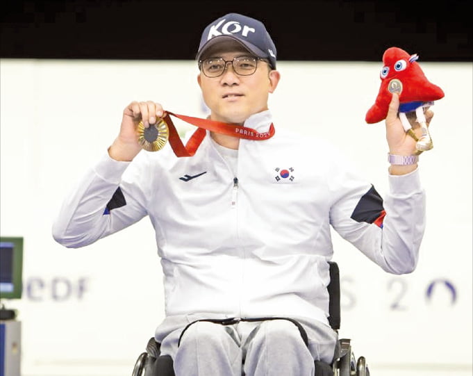 ⚽美职联战报：梅西双响 苏牙建功 迈阿密国际3-2险胜十人哥伦布机员 提前锁定常规赛冠军