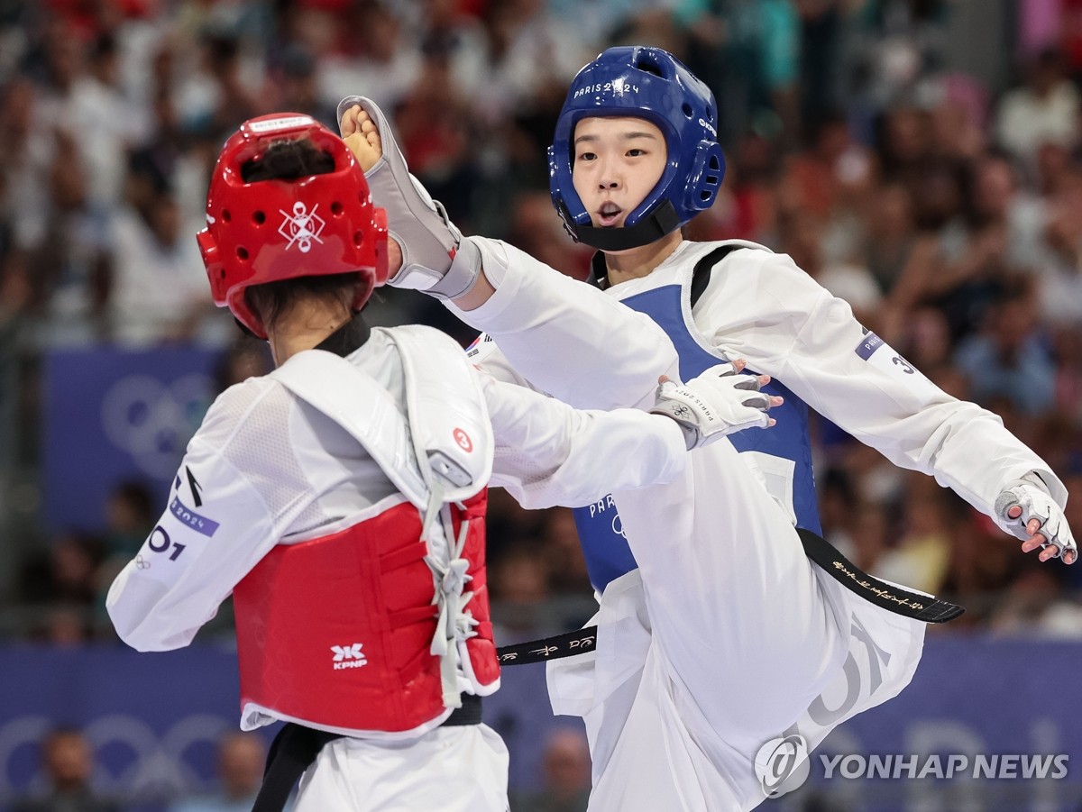 慎入！墨西哥联赛出现暴力犯规致胫骨骨折，两队爆发冲突3人染红
