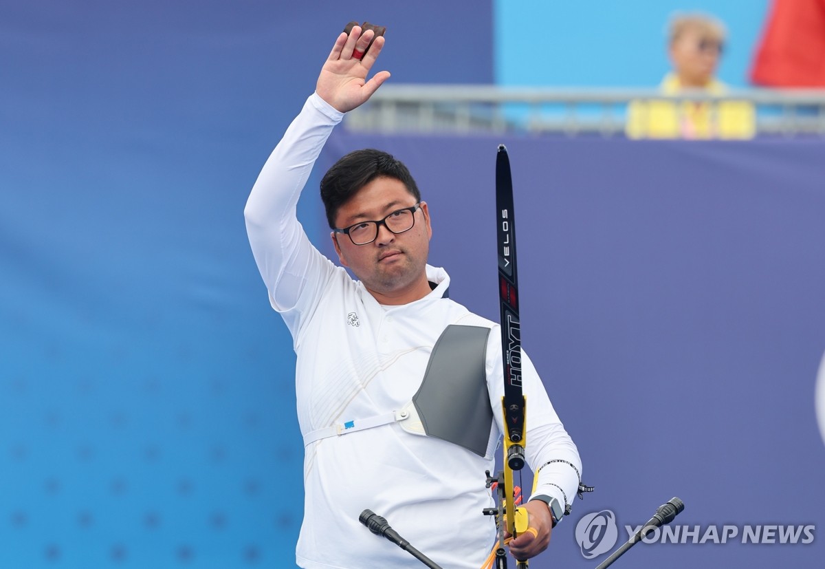 曼城发布客战伯恩茅斯海报：樱桃旧将阿克单人出镜