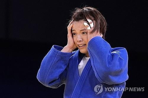 詹姆斯两项里程碑！浓眉21+20+3断6帽里夫斯25分湖人胜国王