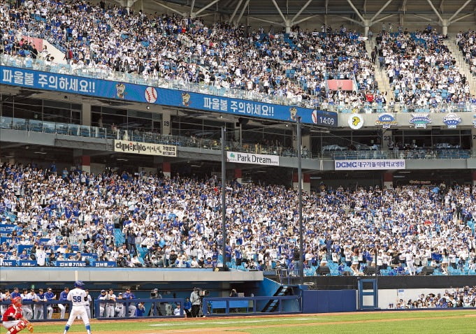 穆西亚拉禁区神级盘带造乌龙 拜仁12分钟3-0领先基尔
