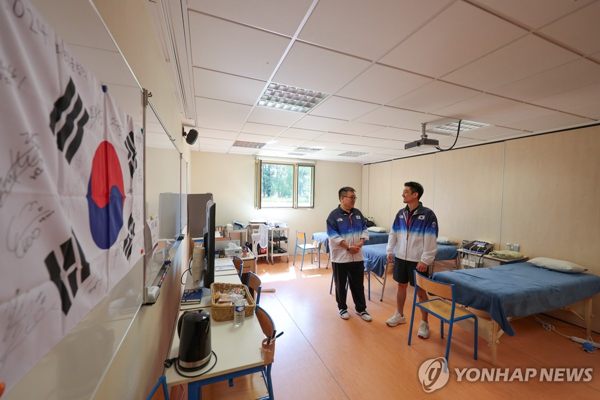 滕哈赫谈曼联中止弗格森大使合同：弗格森就是曼联，他打造了曼联