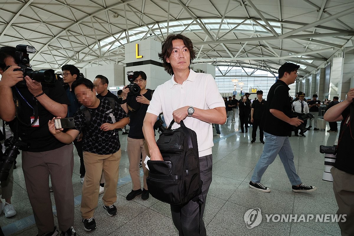 马卡：弗里克将在今晚赛后与德科会面，谈是否引进什琴斯尼
