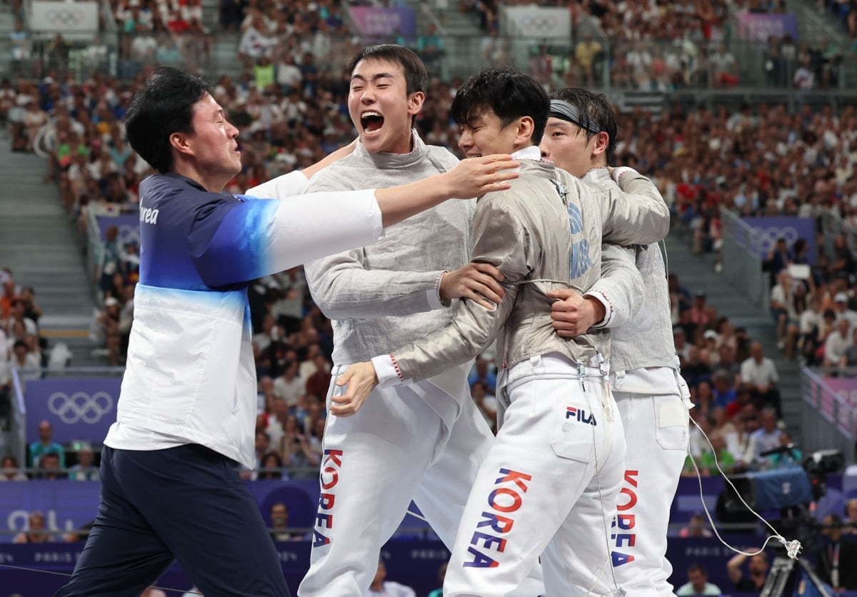 疯狂！莱万31分钟戴帽 巴萨暂3-0阿拉维斯
