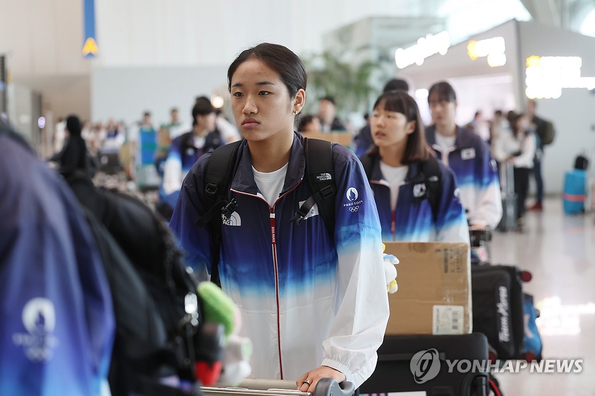 FIBA晒文班亚马增重25磅海报：肌肉线条清晰可见
