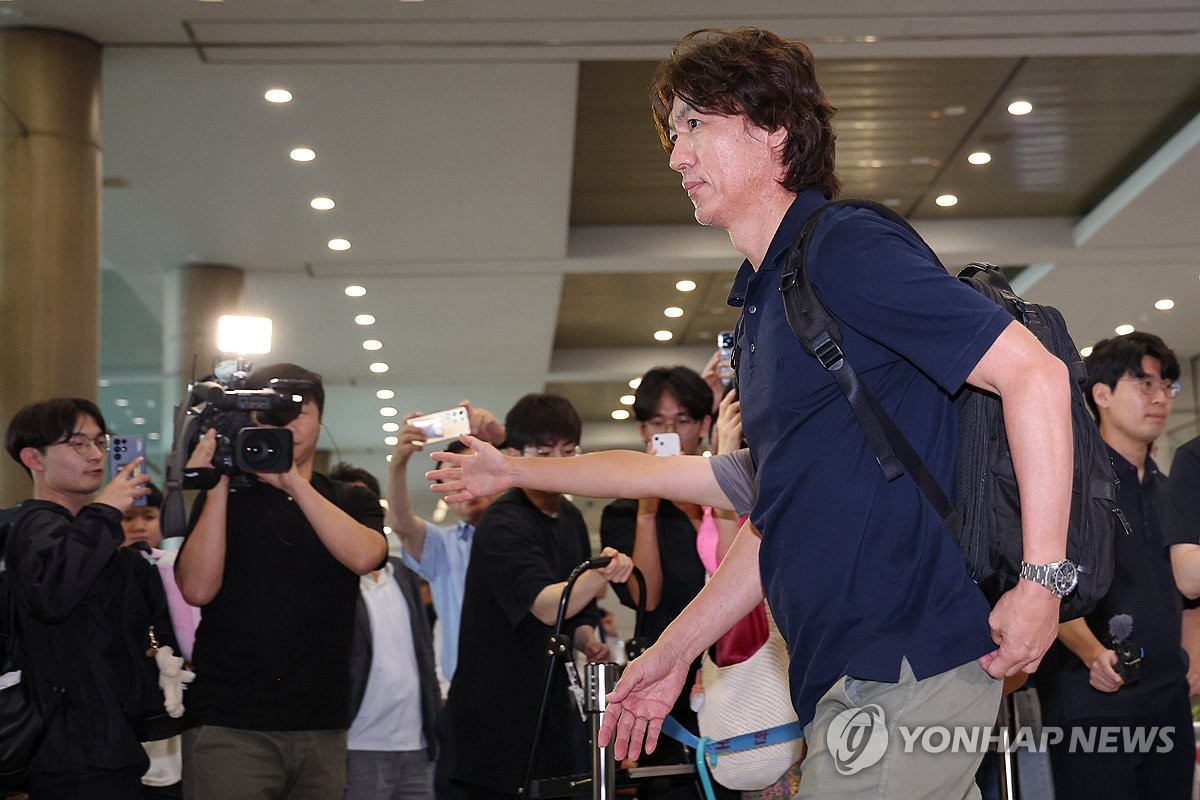 丰塞卡：现代足球像一场闹剧 只是轻微接触都会被判点球